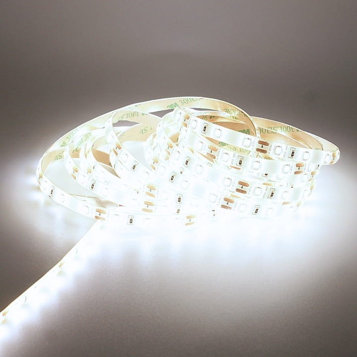 pol_pl_Tasma-LED-wodoodporna-300-SMD-2835-4-8W-metr-DC12V-IP63-Biala-Zimna-rolka-5m-1783_4.jpg